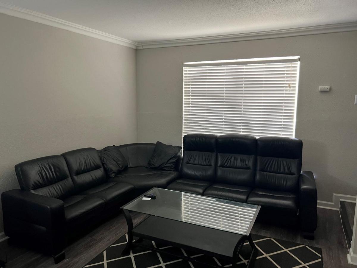 Beautiful 1-Bedroom Townhome With Nice Amenities Houston Bagian luar foto
