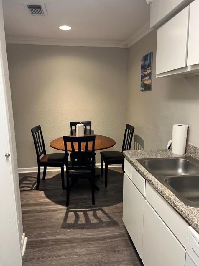 Beautiful 1-Bedroom Townhome With Nice Amenities Houston Bagian luar foto
