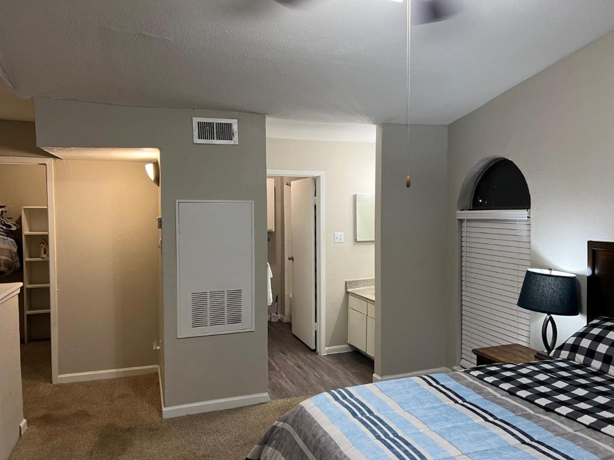 Beautiful 1-Bedroom Townhome With Nice Amenities Houston Bagian luar foto