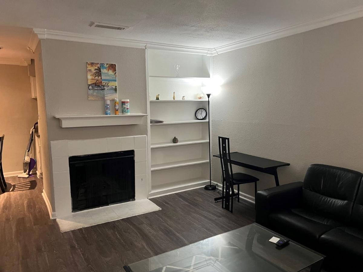 Beautiful 1-Bedroom Townhome With Nice Amenities Houston Bagian luar foto